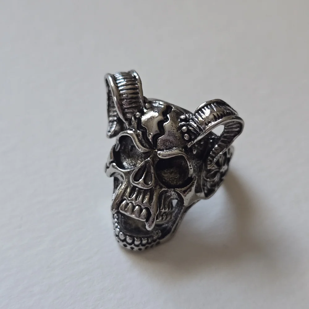 Silver Skull Horned Ring  Size 8